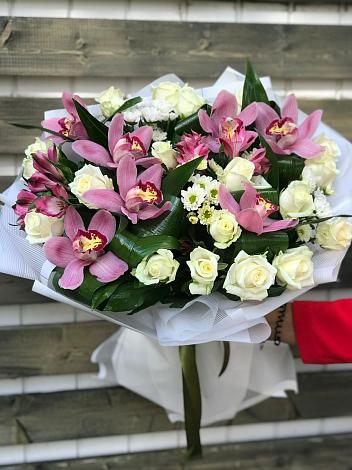 Букет цветов из: Розы и Хризантемы в Сапроново