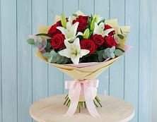 Букет цветов из:  Лилии и Розы в Сапроново