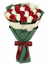 Букет Микс из красных и белых роз в Сапроново