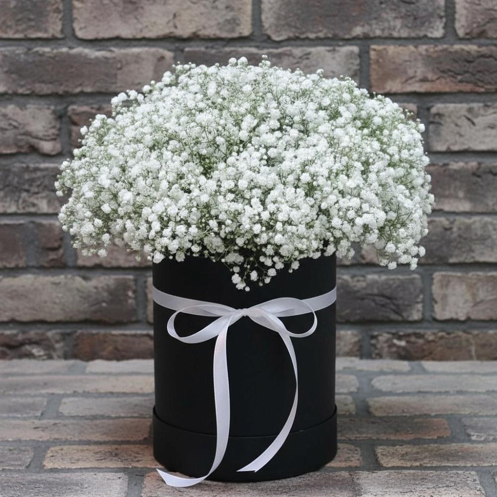 Цветочная композиция из Гипсофила в шляпной коробке в Сапроново