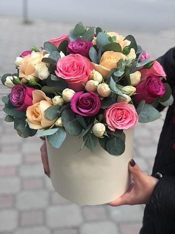 Цветочная композиция из Розы в шляпной коробке в Сапроново