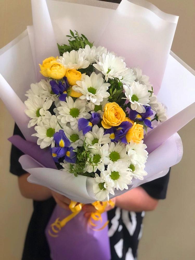 Букет цветов из: Ирисы, Хризантемы и Розы в Сапроново