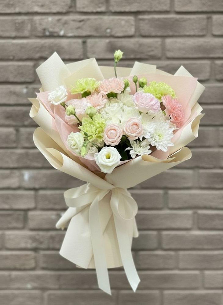 Букет цветов из: Гвоздики, Розы, Лизиантусы и Хризантемы в Сапроново