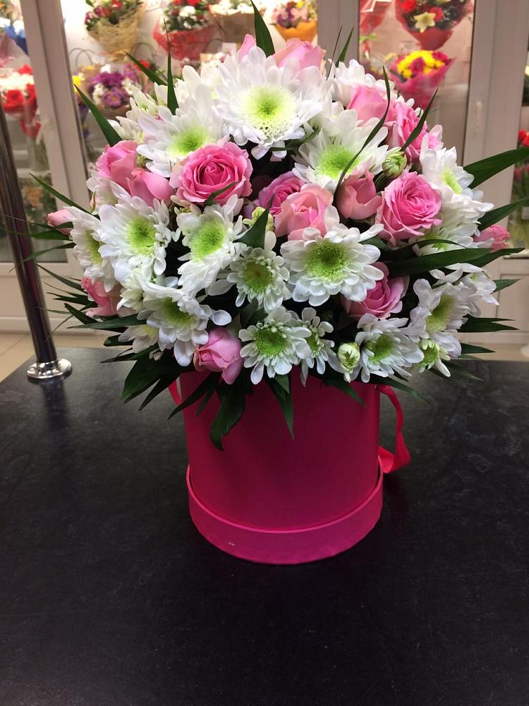 Цветочная композиция из Розы и Хризантемы в шляпной коробке в Сапроново