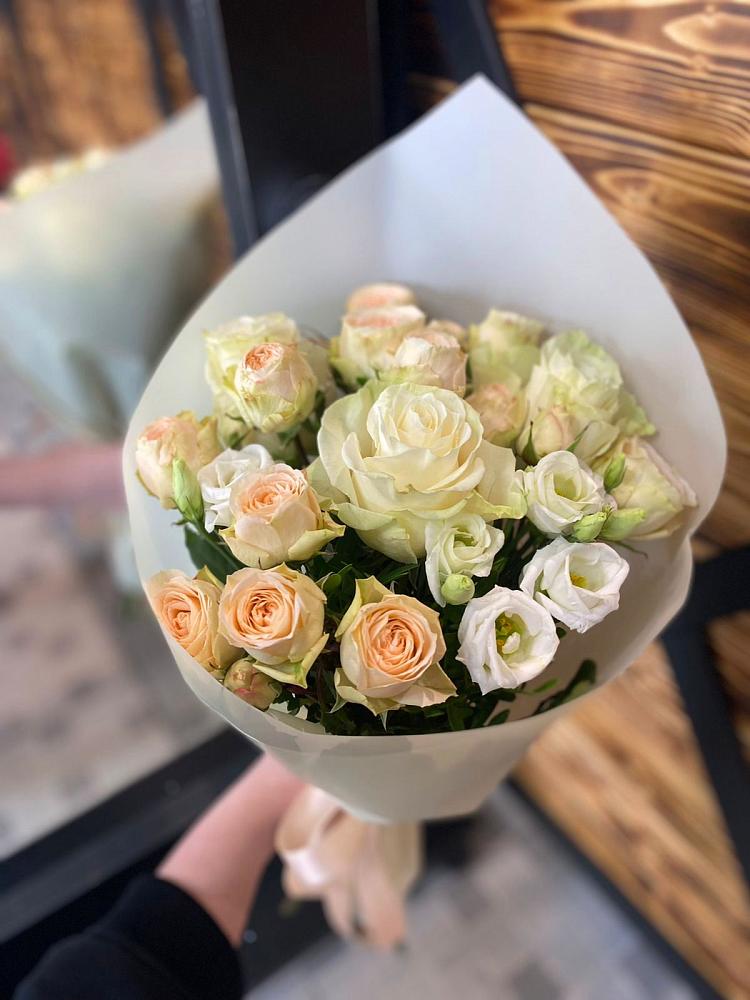 Букет цветов из: Розы и Лизиантусы в Сапроново